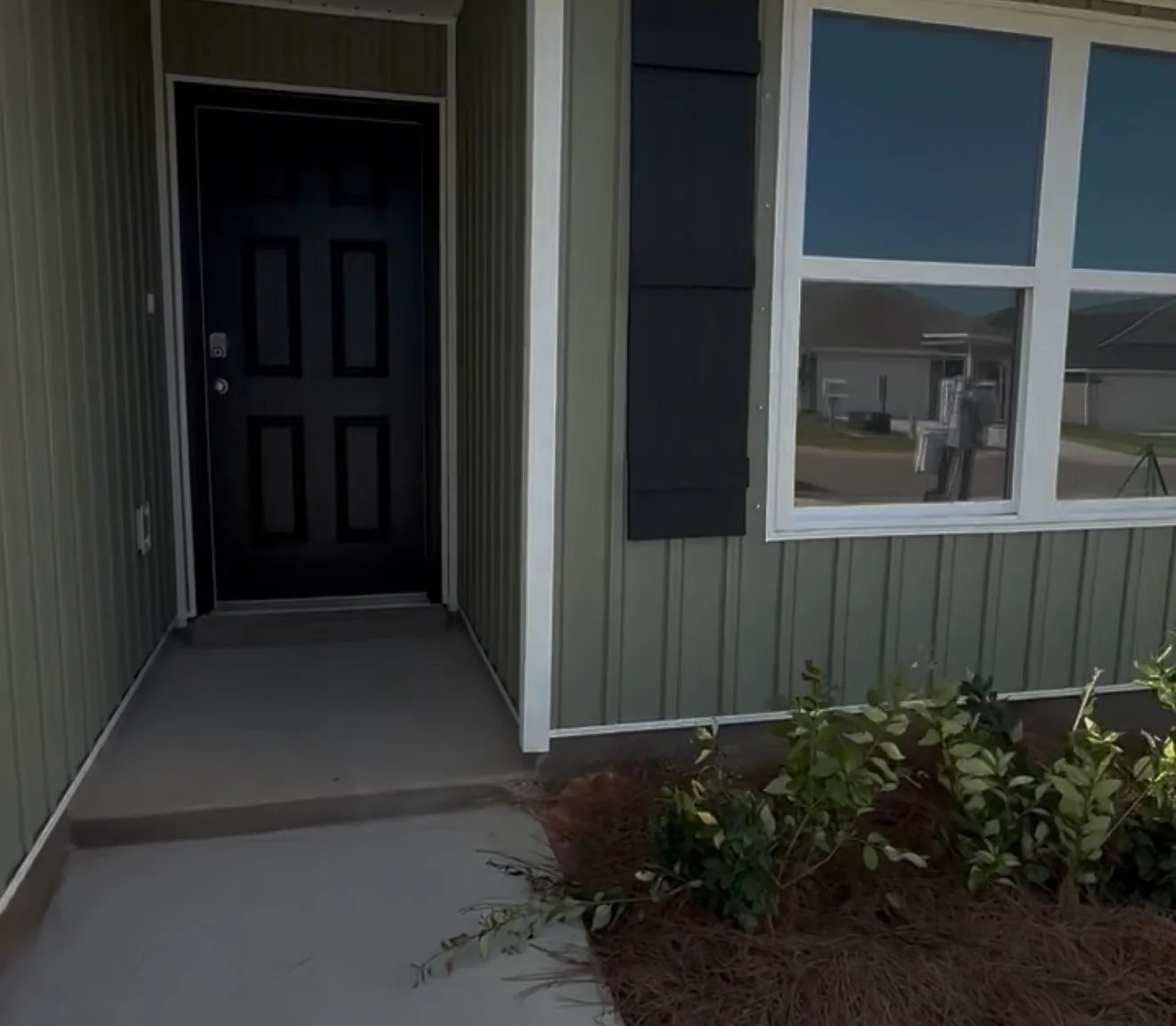 4 bed, 1439 sqft, $2,100 — Photo 2