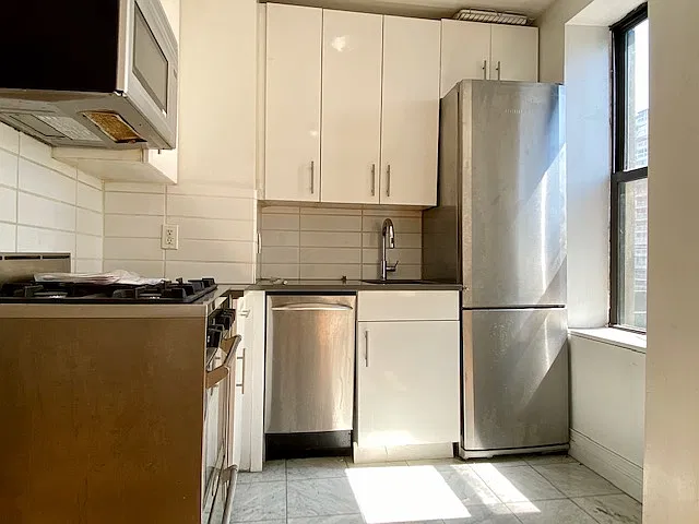 3111 Broadway — Photo 3