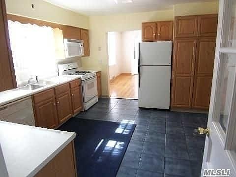 3rd image of 182 Woodlawn Ave