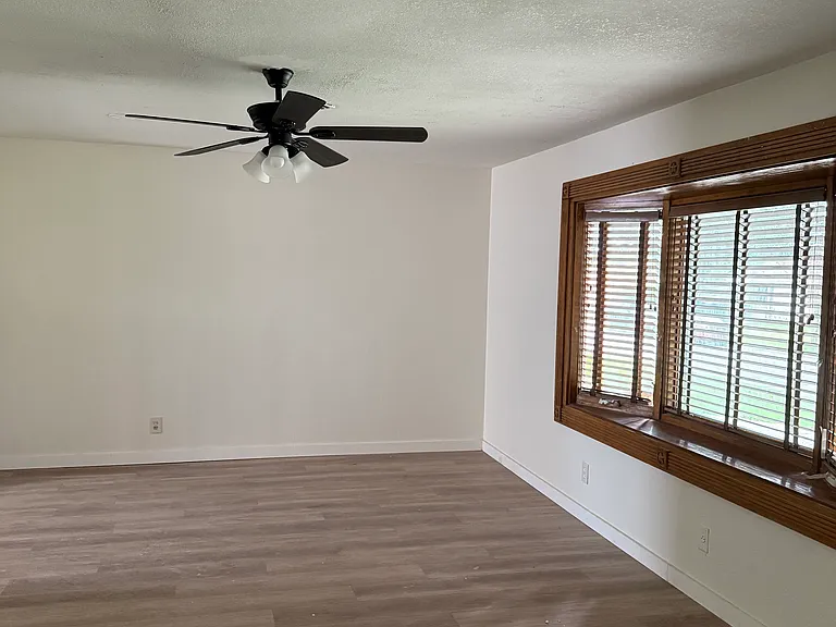 1224 Meadowbrook St — Photo 4