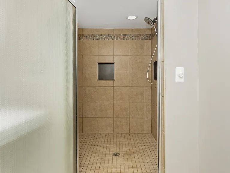 905 Parliament Ave — Photo 23