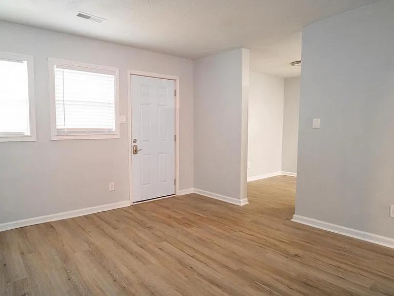 3825 Crane Dr NE — Photo 2