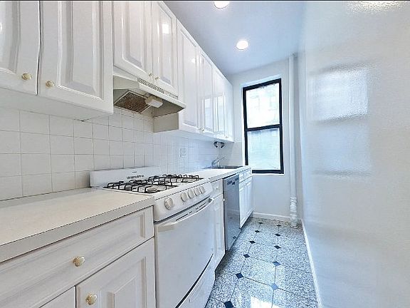3rd image of 405 E 72nd St APT 2G