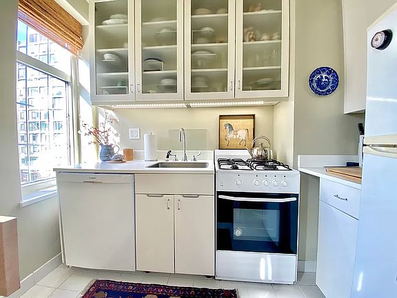 5th image of 465 W 23rd St APT 4D