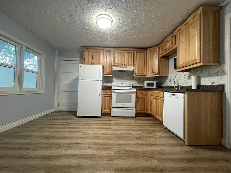 553 E Sherman Ave — Photo 2