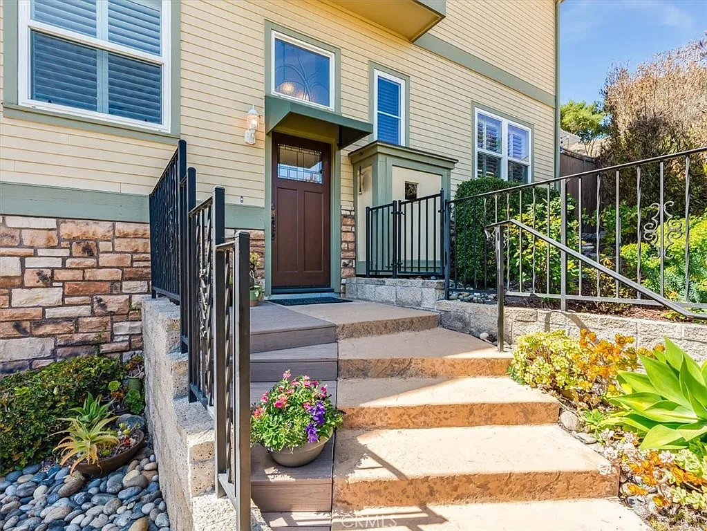 3 bed, 3.5 bath, 2174 sqft, $4,975 — Photo 3