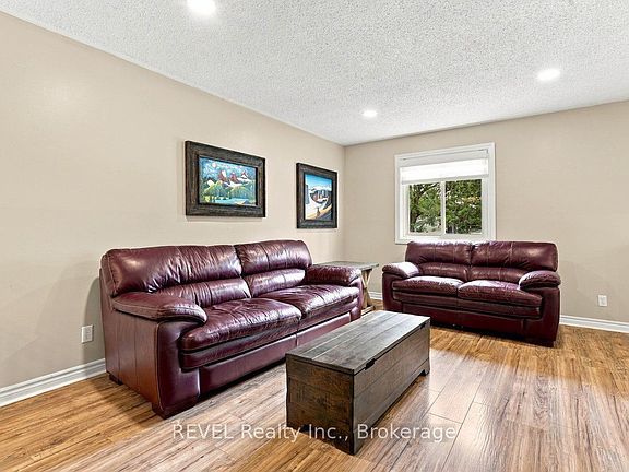 4th image of 92 Maple Dr