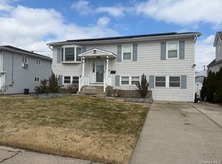16 W Marine Avenue, Lindenhurst, NY