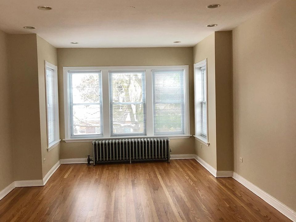 Bright and sunny living room
