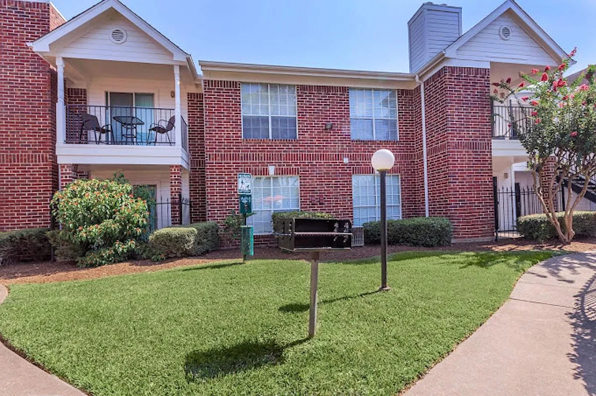 Savannah Place — Photo 1