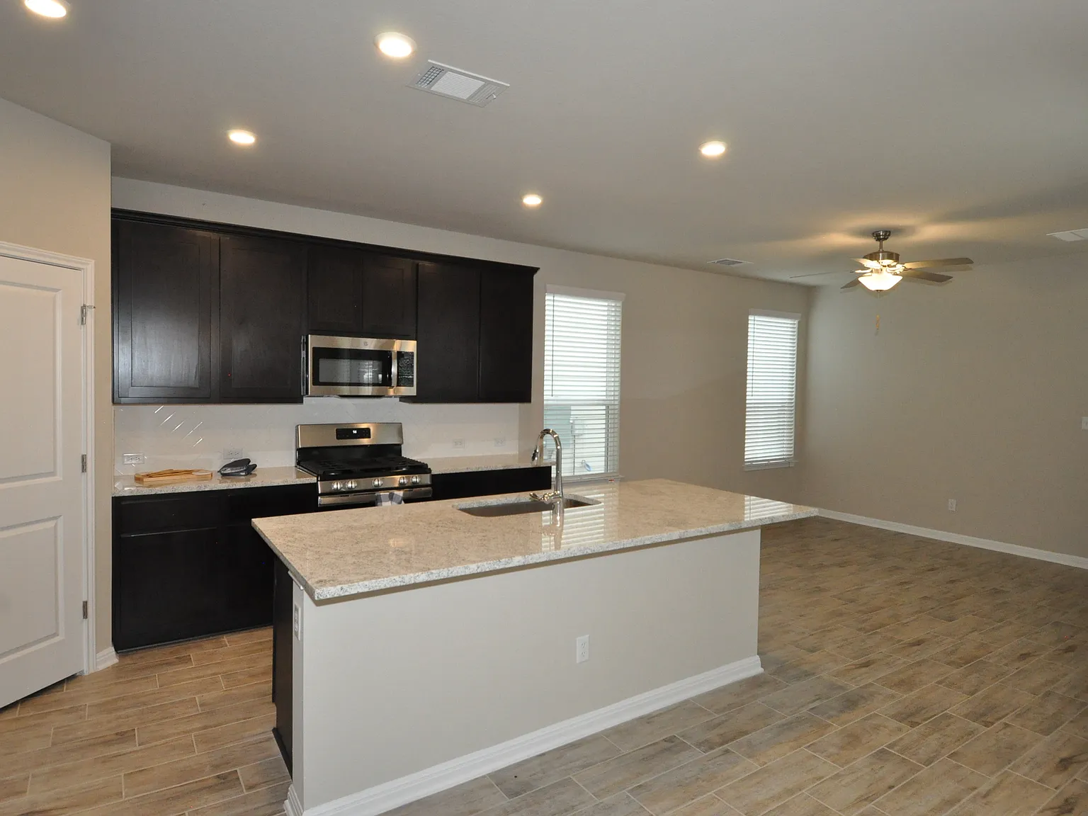 4 bed, 3.5 bath, 2134 sqft, $2,200 — Photo 4