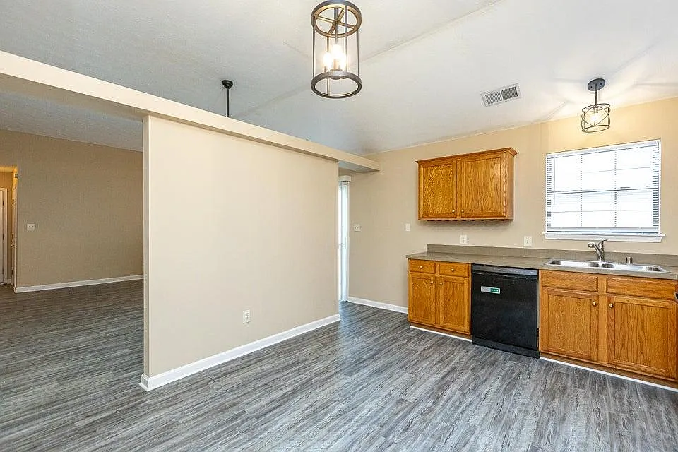 3 bed, 1229 sqft, $1,975 — Photo 3
