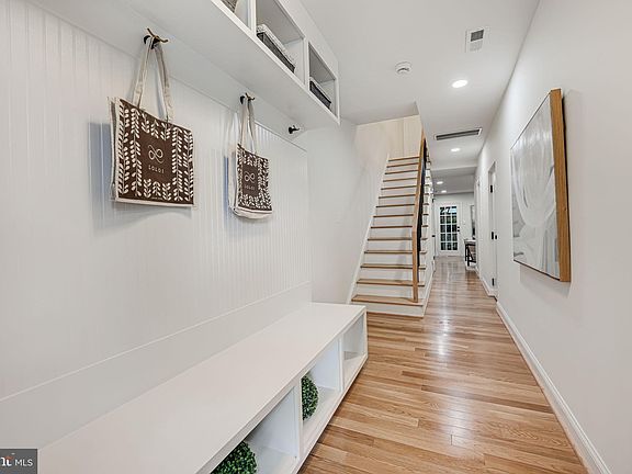 4th image of 105 Franklin St