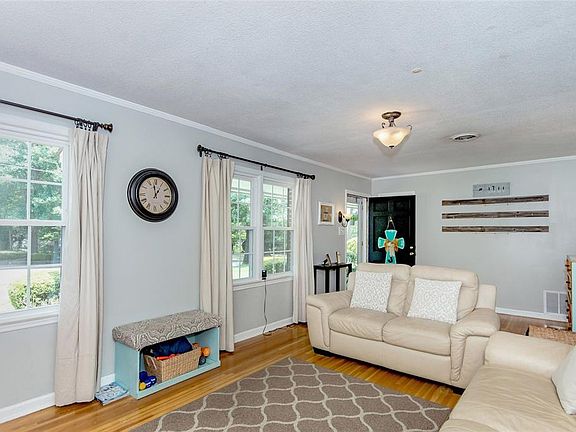 4th image of 3926 Johnstown Dr