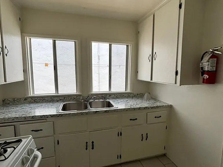 918 W Hays St — Photo 9