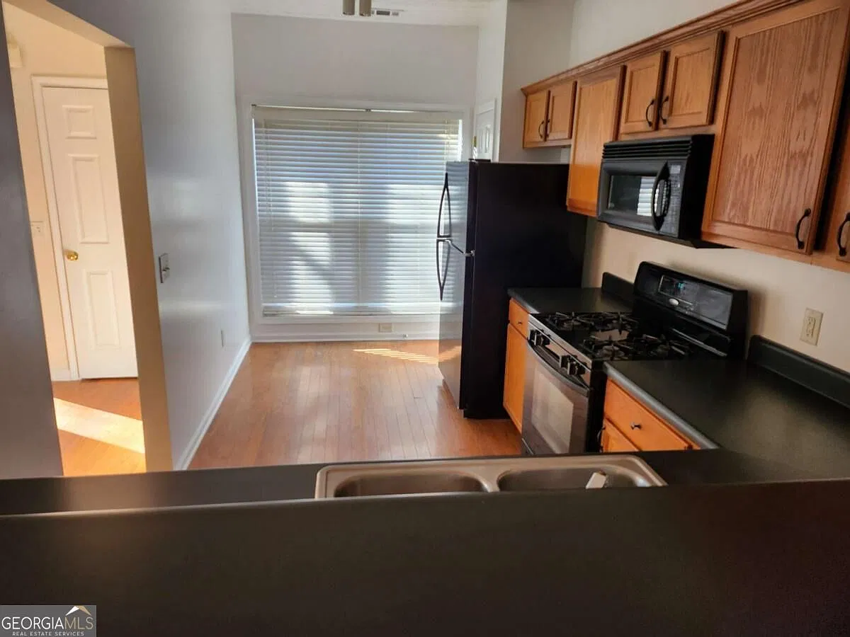 3 bed, 2.5 bath, 1464 sqft, $1,800 — Photo 2