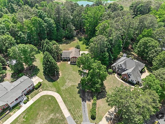 3rd image of 210 Heritage Farm Ln