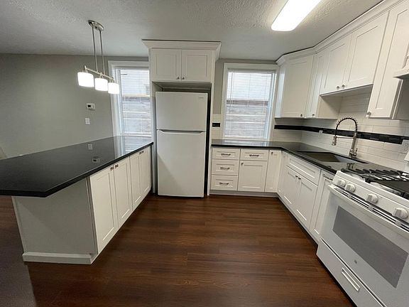 Kitchen with slow closing doors/drawers