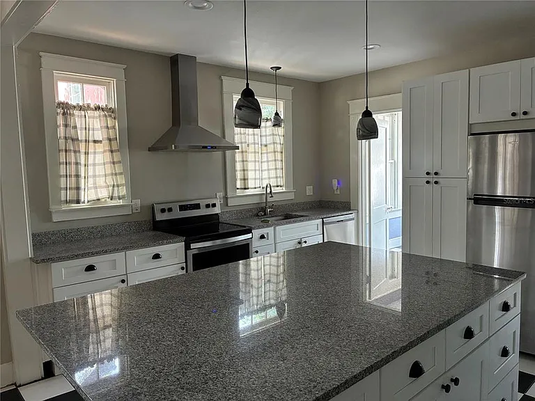 611 S Willow Ave — Photo 9