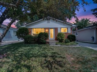 8462 Hugh St, Westland, MI 48185