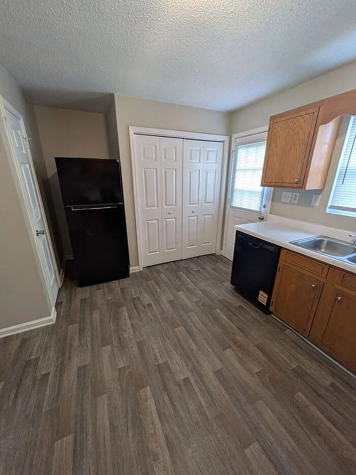 2 bed, 1.0 bath, $1,095 — Photo 4