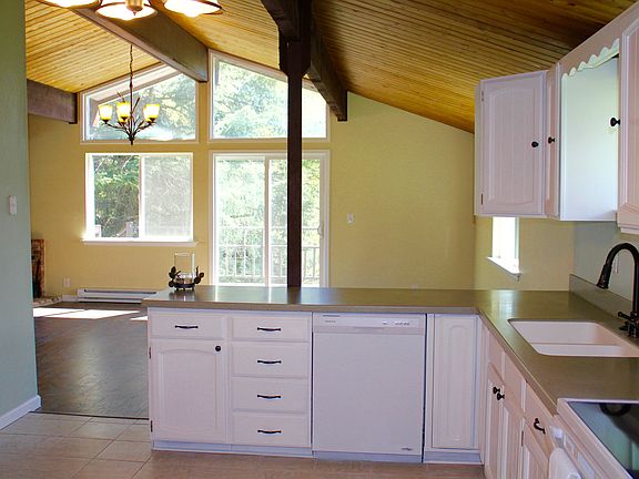 Kitchen Looking into Livgrm