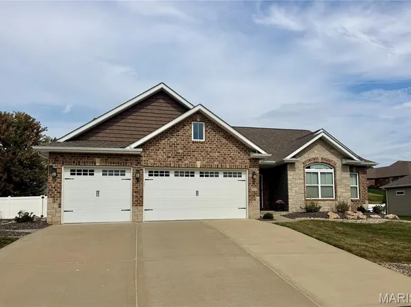 105 Stonebridge Crossing Dr, Maryville, IL 62062