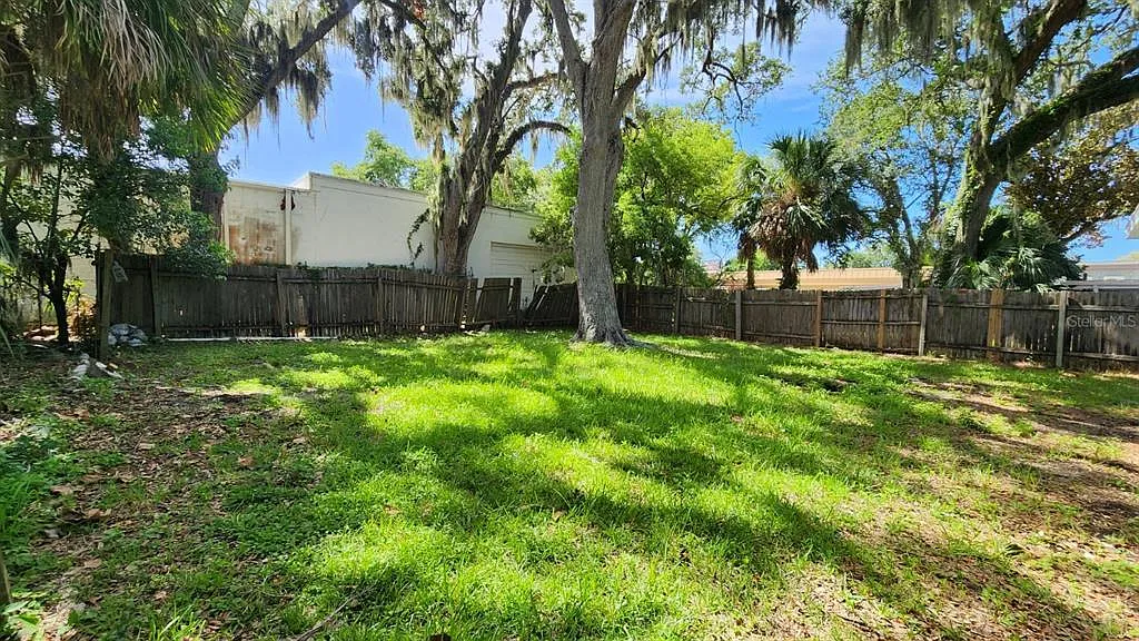3 bed, 1.0 bath, 1044 sqft, $1,900 — Photo 3