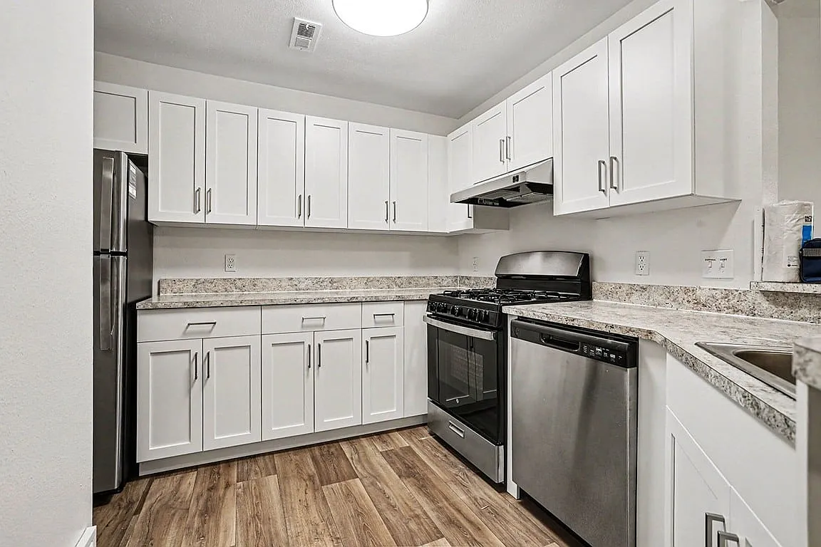 Emerald Park Apartments — Photo 2