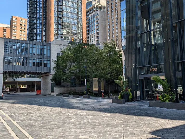 1080 Bay St #907 — Photo 12