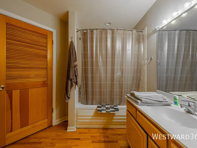 1114 W Hubbard St #2F — Photo 11