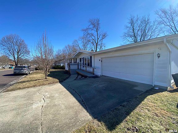 2nd image of 413 Columbian Dr