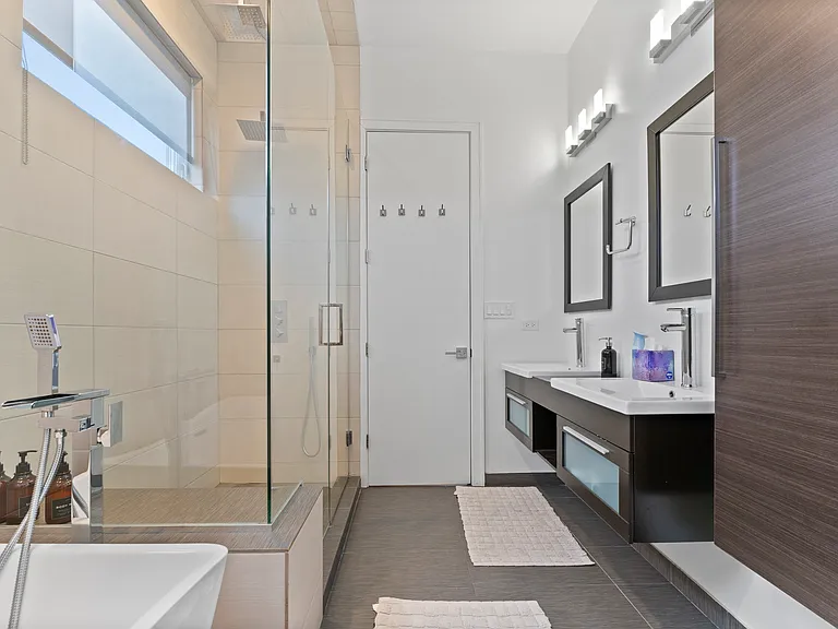 2437 W Jackson Blvd — Photo 19