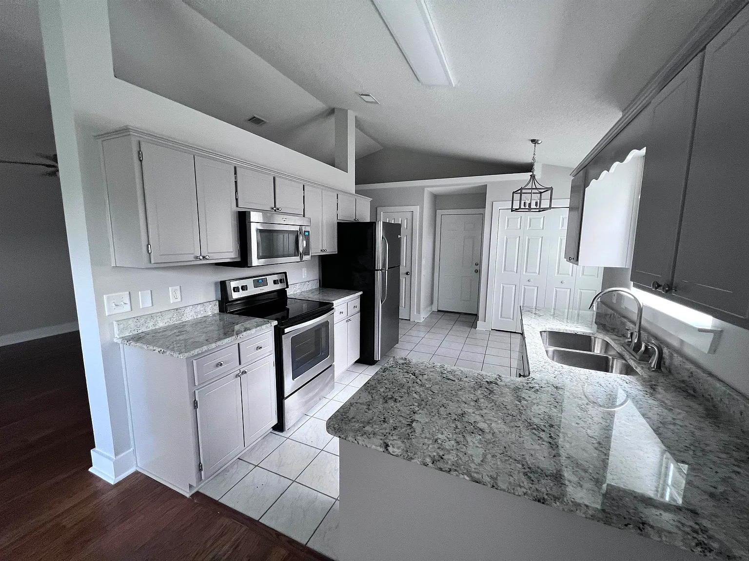3 bed, 2.0 bath, 1400 sqft, $2,350 — Photo 3