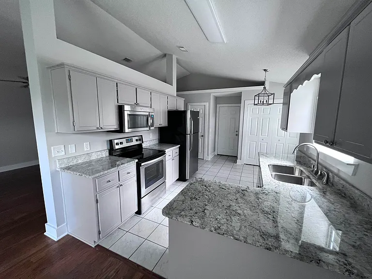 8311 Hunters Ridge Trl — Photo 3