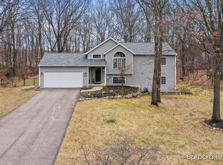 975 Scenic View Dr, Plainwell, MI