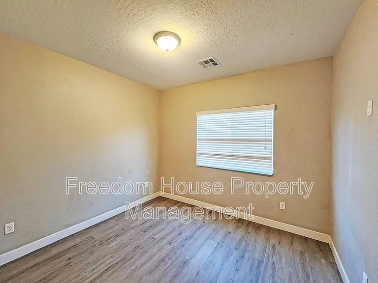1121 Sixshooter Ave #2 — Photo 9
