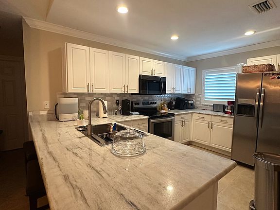 4th image of 2717 SW 18th Pl