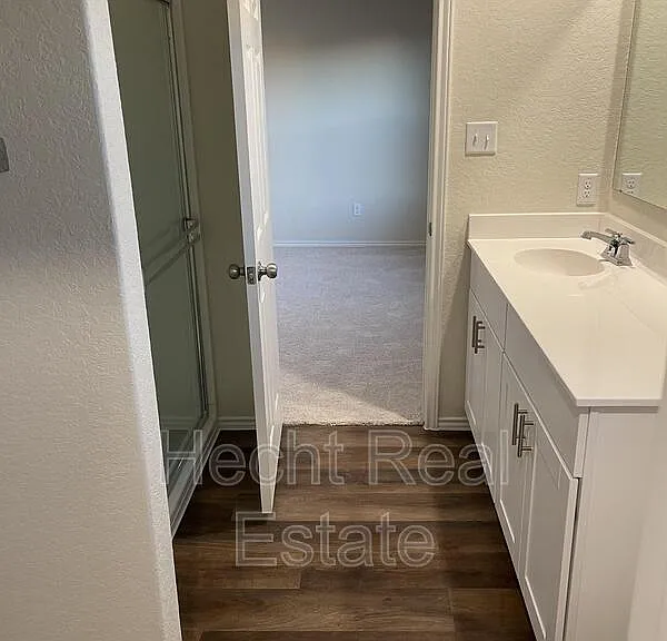 451 Forsythia — Photo 35