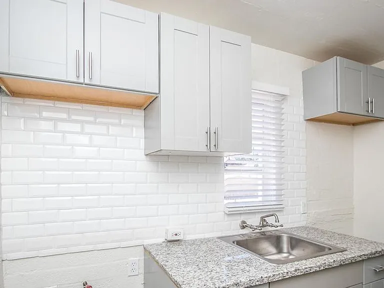 425 N 17th Dr #2-B — Photo 8