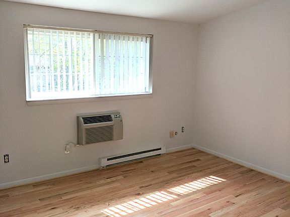 4th image of 438 E Elmwood Ave