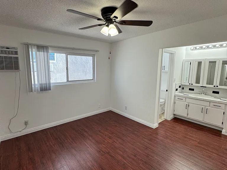 Hollyking Apartments — Photo 40