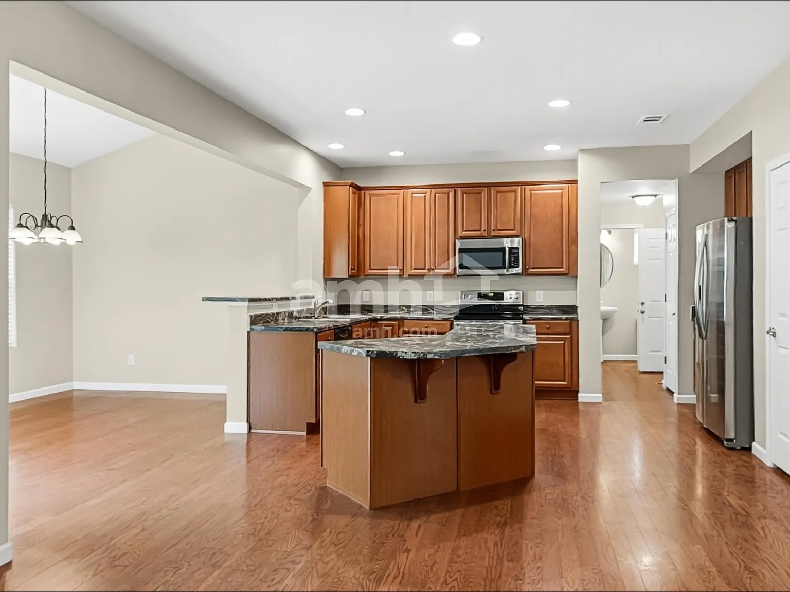 4 bed, 2.5 bath, 3061 sqft, $3,025 — Photo 4