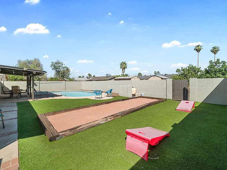 208 E Oxford Dr — Photo 7