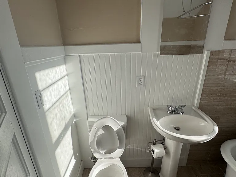 204 W 15th St — Photo 5