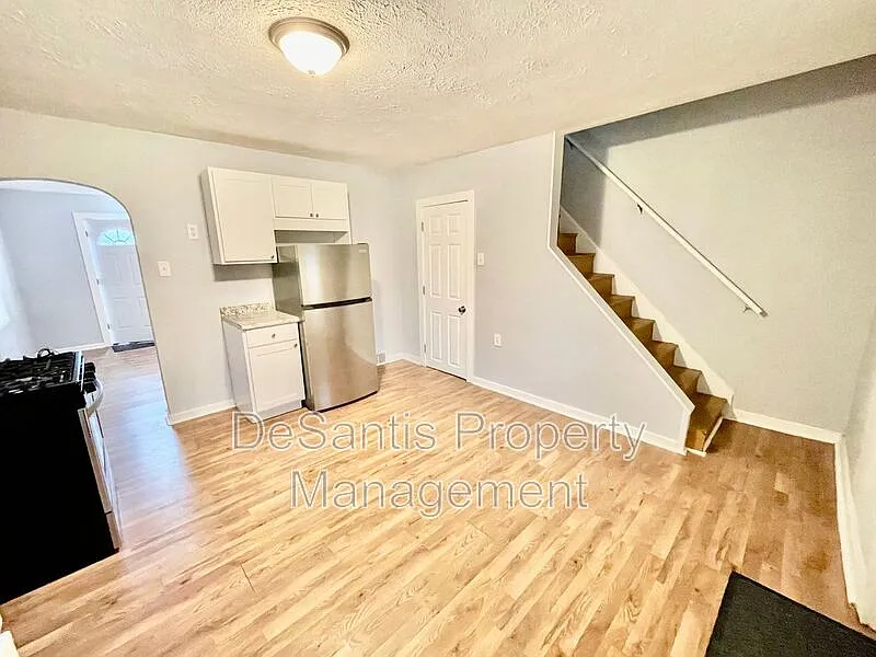 2 bed, 1.0 bath, 1000 sqft, $1,050 — Photo 3