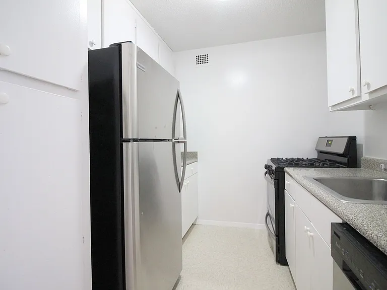 401 2nd Ave #17B — Photo 5
