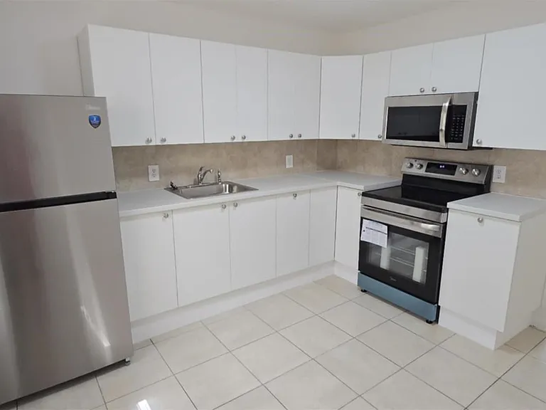255 SW 12th St #2 — Photo 7
