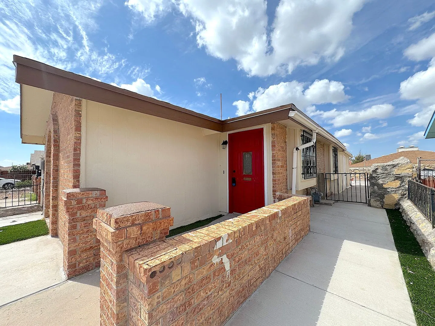 Refrig A/C 2bed/2bath Duplex with Bonus Room! — Photo 2
