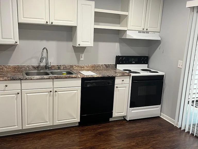 2300 Twelve Oaks Dr #B3 — Photo 2